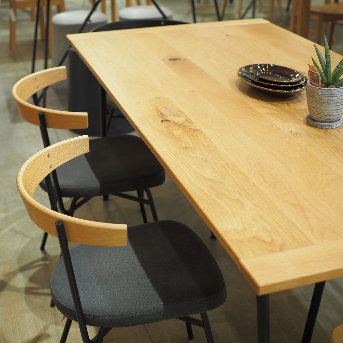 直江津】木の風合いをいかした家具｜IDÉE SOUDIEUX TABLE｜ 無印良品